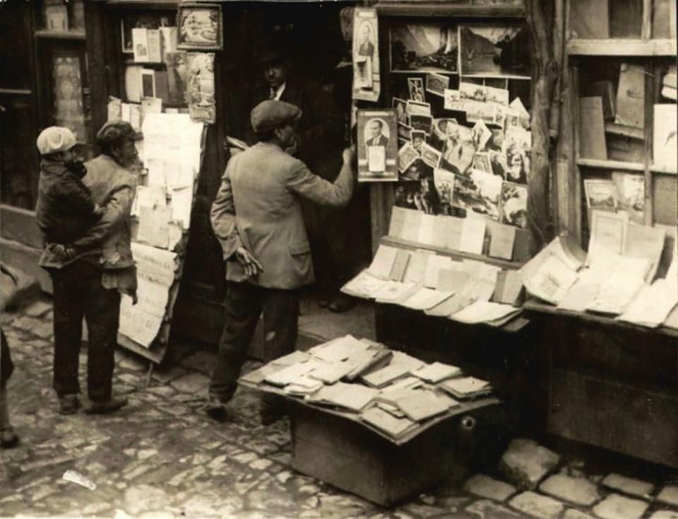 Eski bir sahaf tezgâhı